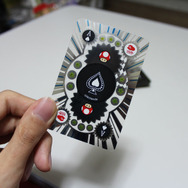表面はシルバー。透明な箇所のある遊び心溢れるデザイン