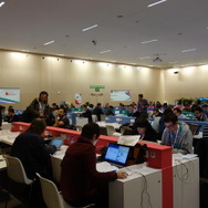 プレスルーム。今年はプレスルームも拡張され、こうした部屋が幾つかある。それでもほぼ満席