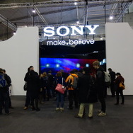 ソニーのプレスカンファレンス。会場を待つ人々