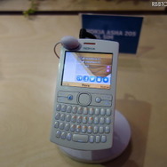 【MWC 2013】体験版LINEをインストールした「Asha」　ノキアブースで発見