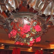 シャンデリアも怪しげ