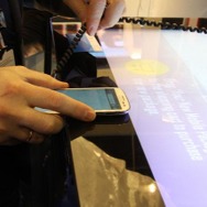 センサーにタッチするだけでSurfaceテーブルと通信できる