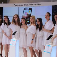 【MWC 2013】美人コンパニオンが紹介、ZTEの最新スマートフォン&タブレット