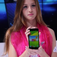 【MWC 2013】美人コンパニオンが紹介、ZTEの最新スマートフォン&タブレット
