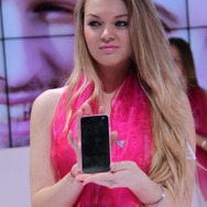 【MWC 2013】美人コンパニオンが紹介、ZTEの最新スマートフォン&タブレット