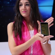 【MWC 2013】美人コンパニオンが紹介、ZTEの最新スマートフォン&タブレット