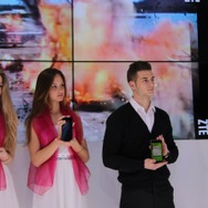 【MWC 2013】美人コンパニオンが紹介、ZTEの最新スマートフォン&タブレット