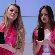 【MWC 2013】美人コンパニオンが紹介、ZTEの最新スマートフォン&タブレット