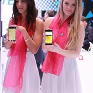 【MWC 2013】美人コンパニオンが紹介、ZTEの最新スマートフォン&タブレット