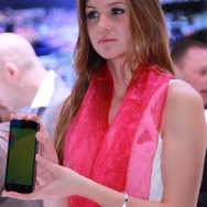 【MWC 2013】美人コンパニオンが紹介、ZTEの最新スマートフォン&タブレット