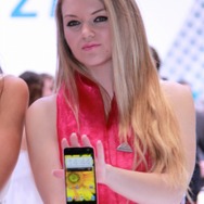 【MWC 2013】美人コンパニオンが紹介、ZTEの最新スマートフォン&タブレット