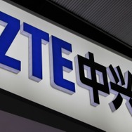 【MWC 2013】美人コンパニオンが紹介、ZTEの最新スマートフォン&タブレット