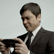 PS Vitaと向き合う川平慈英氏