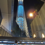 スカイツリーを下から見上げるの図