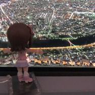 展望台から街を見下ろすの図