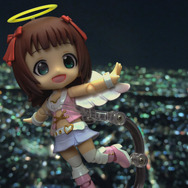 夜景をバックに、本物の天使のようです