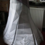 スカートも紙で作られているとは思えない質感です