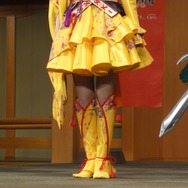 衣装の可愛さに注目、足元は花びらをイメージしたようなデザインですね