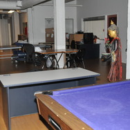 自由な空間にビリヤード台と卓球台は必須。