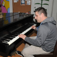 上演終了後、ピアノを引いていらっしゃった方。作曲していたように聞こえたのでサウンド関係者かと聞いてみたところ、プログラマーでした。恐るべし。