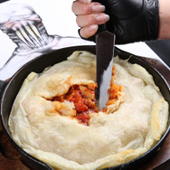 クリーチャーをイメージしたフードに攻撃!?