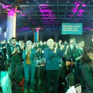 会場はスタンディングオベーションでラッセル氏を迎えた