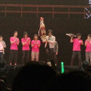 トロフィーを受け取る森川さん