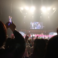 万歳を三唱するファン達