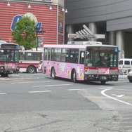 ベッキーもデザインされた『かわいい子猫DS』のバス走行中