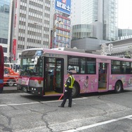 ベッキーもデザインされた『かわいい子猫DS』のバス走行中