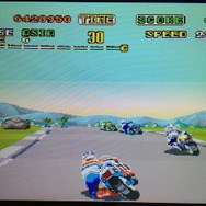 ジャイロセンサー操作と「ムービング筐体」モードを組み合わせることにより、バイク筐体のプレイ感覚が再現