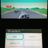 レース中にいつでも「途中セーブ」が可能など、外出先でのプレイにも配慮された設計になっています