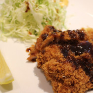 ソースかけちゃったけど、まずは肉の味や、備え付けのポン酢などいろんな味でお楽しみください