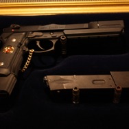 壁には武器が展示されています