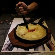 ウーズの内臓はウマかった!リニューアルオープンした「バイオハザードカフェ&グリル S.T.A.R.S.」の『リベレーションズUE』コラボメニューを食べてみた