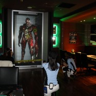 お客さんも巻き込んで撃ちまくる!