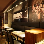 背後の壁も注目