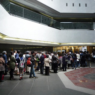 入口前には行列が