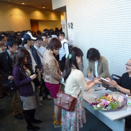 にこやかに、ファンと交流する植松氏