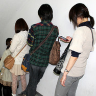 イベント開始前から列を作って待つファン達