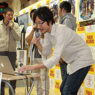 会場内で未収録音源を披露する北川氏