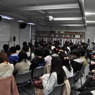 およそ100人のファンが詰めかけました