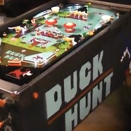 製作期間1年『ダックハント』仕様に改造されたピンボールマシン