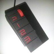 ホイールとボタンが４つ。ホイールで選択し、押し込むと決定。ボタンは一番上から戻る、プリセット1,2,3。