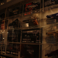 歴代のバイオハザード限定コラボハンドガンが展示されています