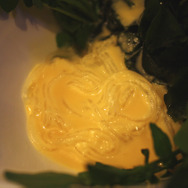 髪の毛。色はとうもろこしドレッシングで表現