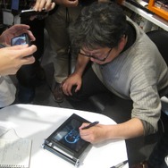 樋口氏も会場で書き味をテスト