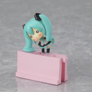 「初音ミク」のイヤホンジャックアクセサリー8月発売 ― 人気イラストレーターのデザインで立体化