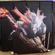 巨大マルドクゥークを背に記念撮影をする人も多く見られました。