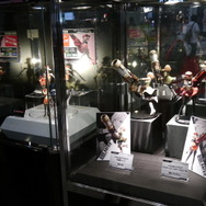 こちらはフィギュアの展示ケース。今夏発売の最新作も披露されていました。